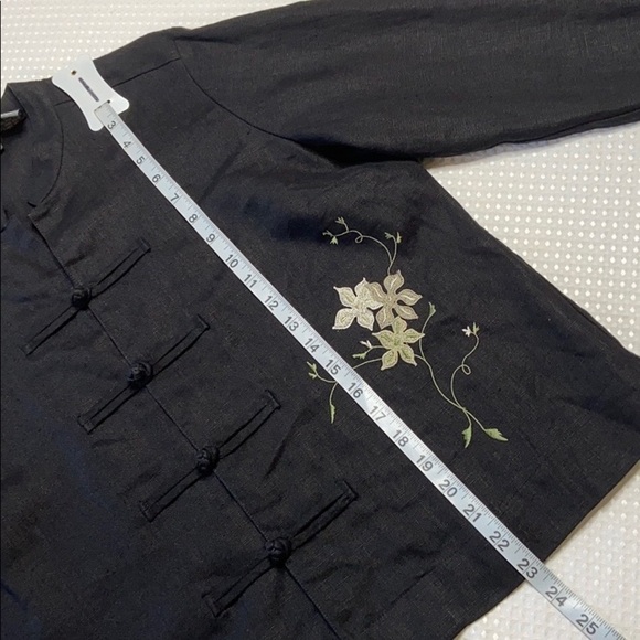 𝅺RELATIVITY black embroidered linen Asian style top - Picture 6 of 7